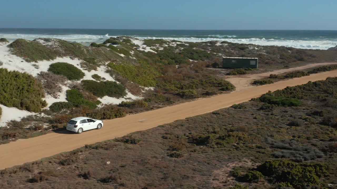 vehículo conduciendo por el sendero hacia el mar en el parque nacional de la costa oeste, sudáfrica en invierno
