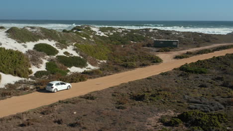 Fahrzeugfahren-Auf-Dem-Weg-Zum-Meer-Im-West-Coast-National-Park,-Südafrika-Im-Winter