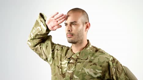 soldado saludando sobre fondo blanco