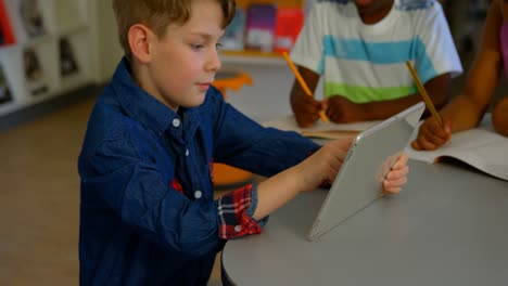 Kaukasischer-Schüler-Nutzt-Digitales-Tablet-In-Der-Schulbibliothek-4K