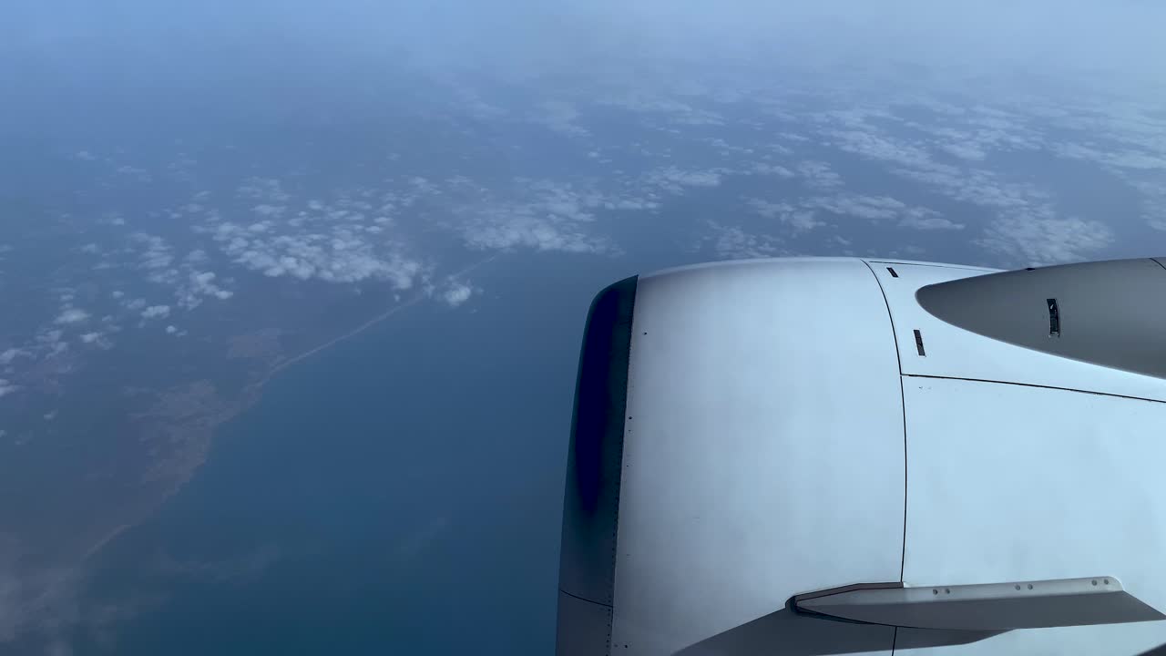 미국 플로리다의 비스케인 만 상공을 비행하는 비행기 창에서 pov