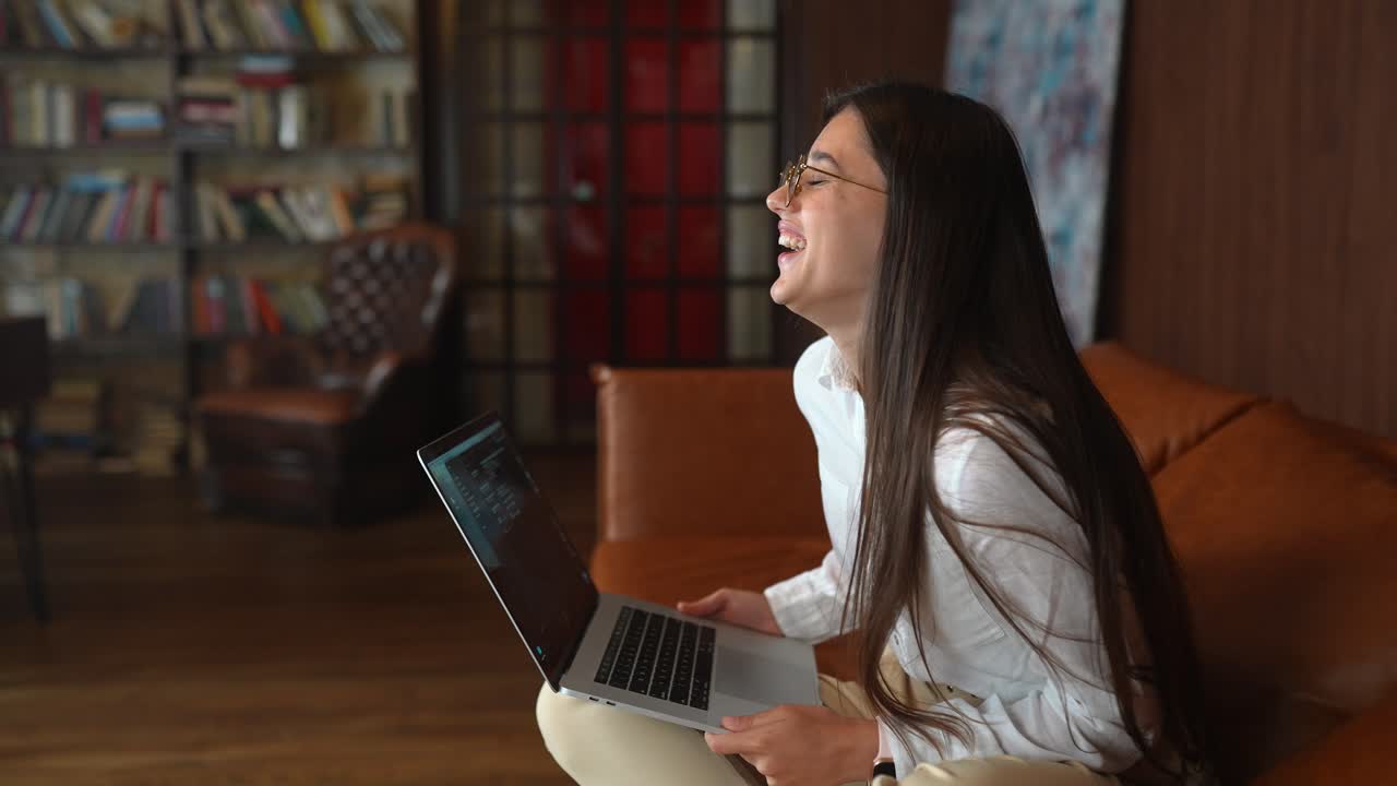 mujer trabajando en una computadora portátil en una acogedora cafetería
