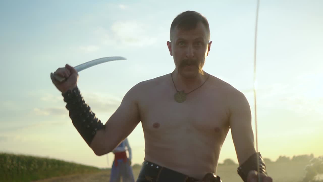 우크라이나의 코사크 군대는 현장에서 칼로 싸운다.