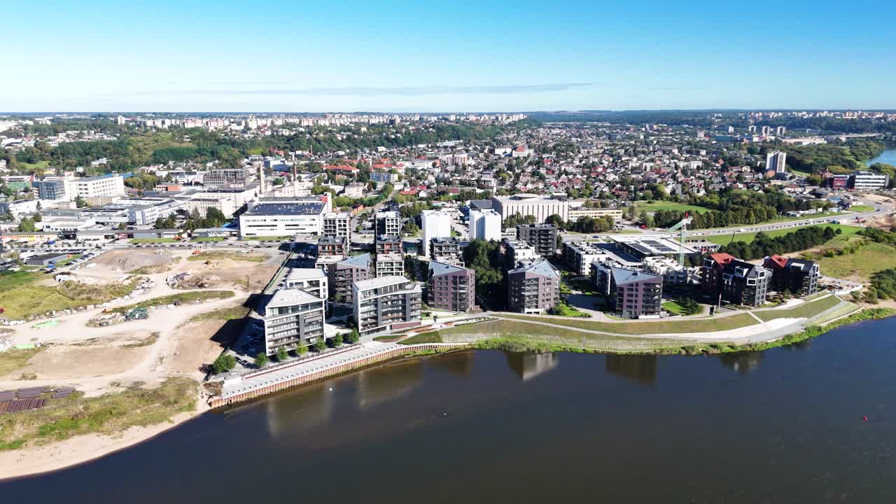 Budynek mieszkalny w Kownie w pobliżu centrum, widok z lotu ptaka