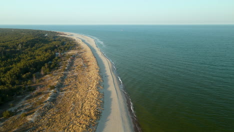 Vista-Panorámica-De-La-Playa-Ilimitada-Con-Dunas-Y-Vegetación-En-La-Península-De-Hel,-Mar-Báltico,-Polonia