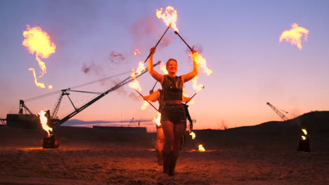 Feuershow.-Eine-Gruppe-Professioneller-Künstler-Führt-Verschiedene-Feuershows-Vor.-Jungen-Und-Mädchen-Führten-Nachts-Auf-Der-Straße-Im-Park-Tänze-Mit-Feuer-Auf.