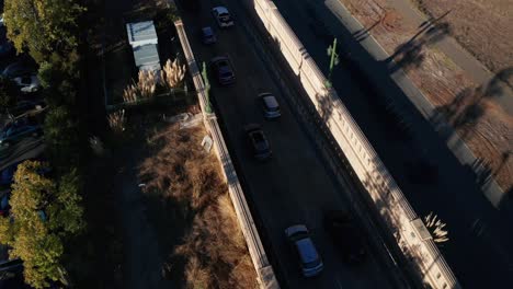 Paneo-Lento-Hacia-Arriba-Para-Revelar-La-Torre-Del-Túnel-A-La-Ciudad