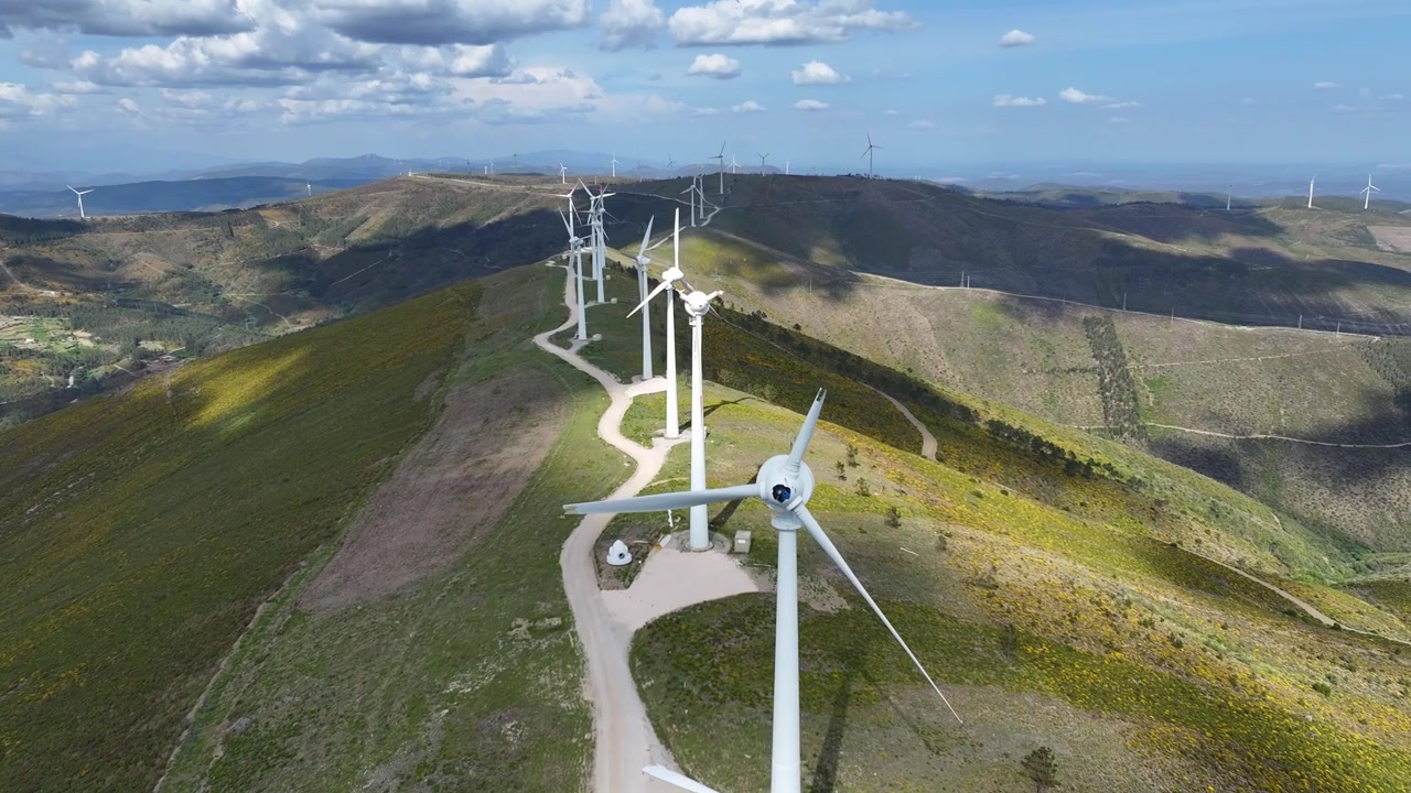 Perspectiva aérea de um grande parque eólico, com turbinas girando em uma crista de montanha. Produção de energia sustentável e tecnologia ecológica