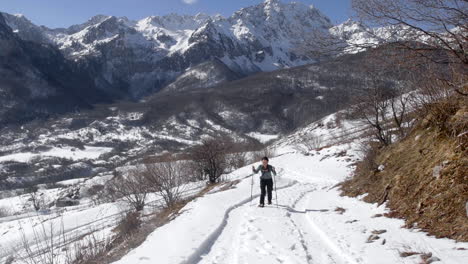 Señorita-Raquetas-De-Nieve,-Caminatas-En-La-Hermosa-Naturaleza-Nevada,-Macedonia-Del-Norte