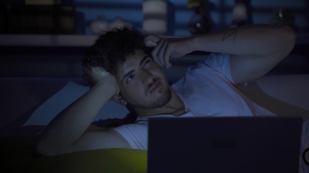 hombre confundido y pensativo.