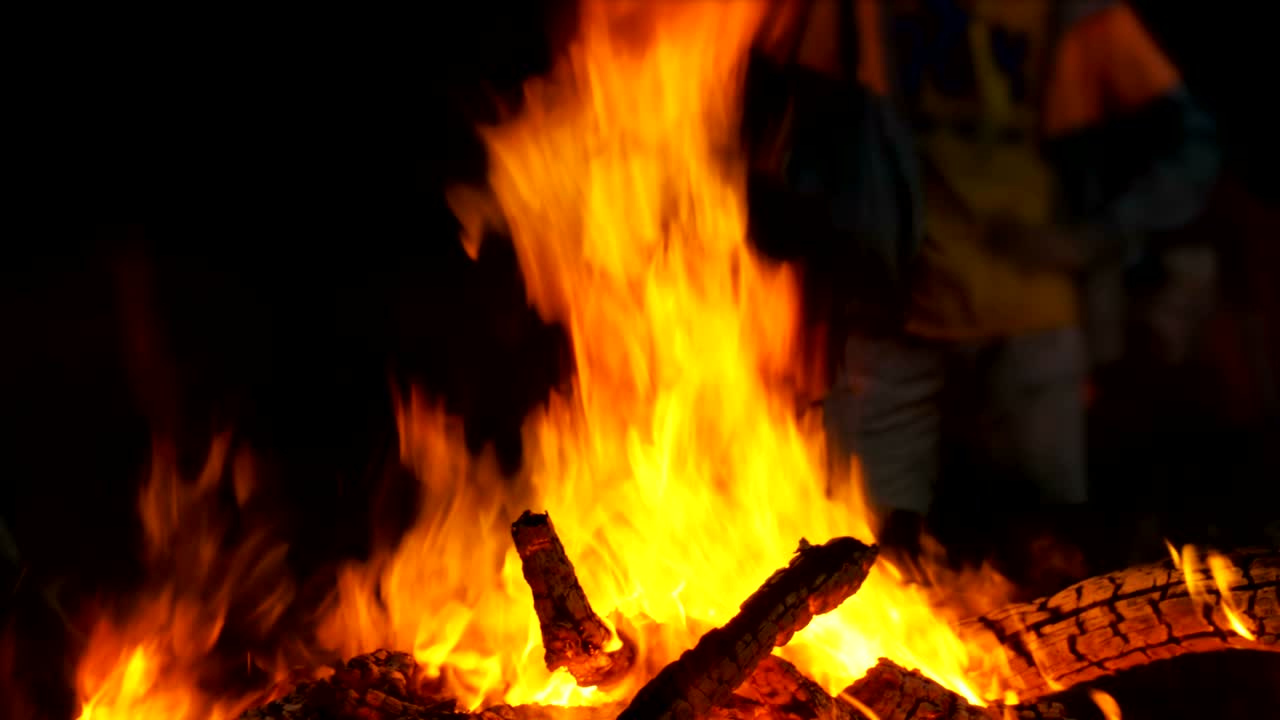 una gran fogata de ramas que arde por la noche en el bosque