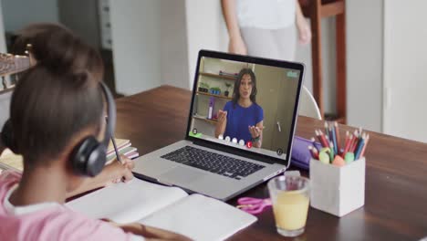 Vielfältiges-Schulmädchen-Beim-Unterricht-Auf-Einem-Laptop-Videoanruf-Mit-Einer-Lehrerin-In-Zeitlupe