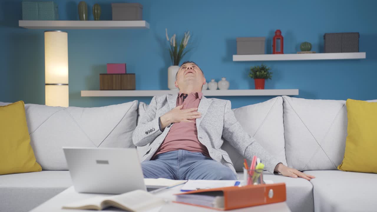 호흡곤란으로 고통받는 홈 오피스 워커.