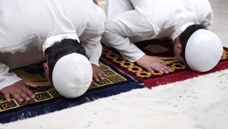 Musulmán-Indio-Haciendo-Oración-Sajda-En-Casa