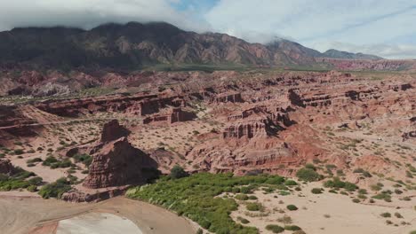 Die-Zerklüftete-Landschaft-Der-Quebrada-De-Las-Conchas-In-Cafayate,-Salta,-Argentinien,-Luftaufnahme