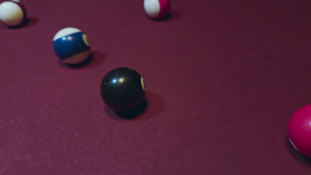 un descanso de billar al comienzo de un juego rompiendo las bolas aparte