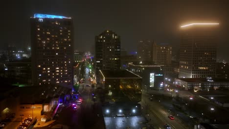 Horizonte-Del-Centro-De-Tacoma-Por-La-Noche-Con-Coches-De-Policía-En-Washington,-EE.UU.