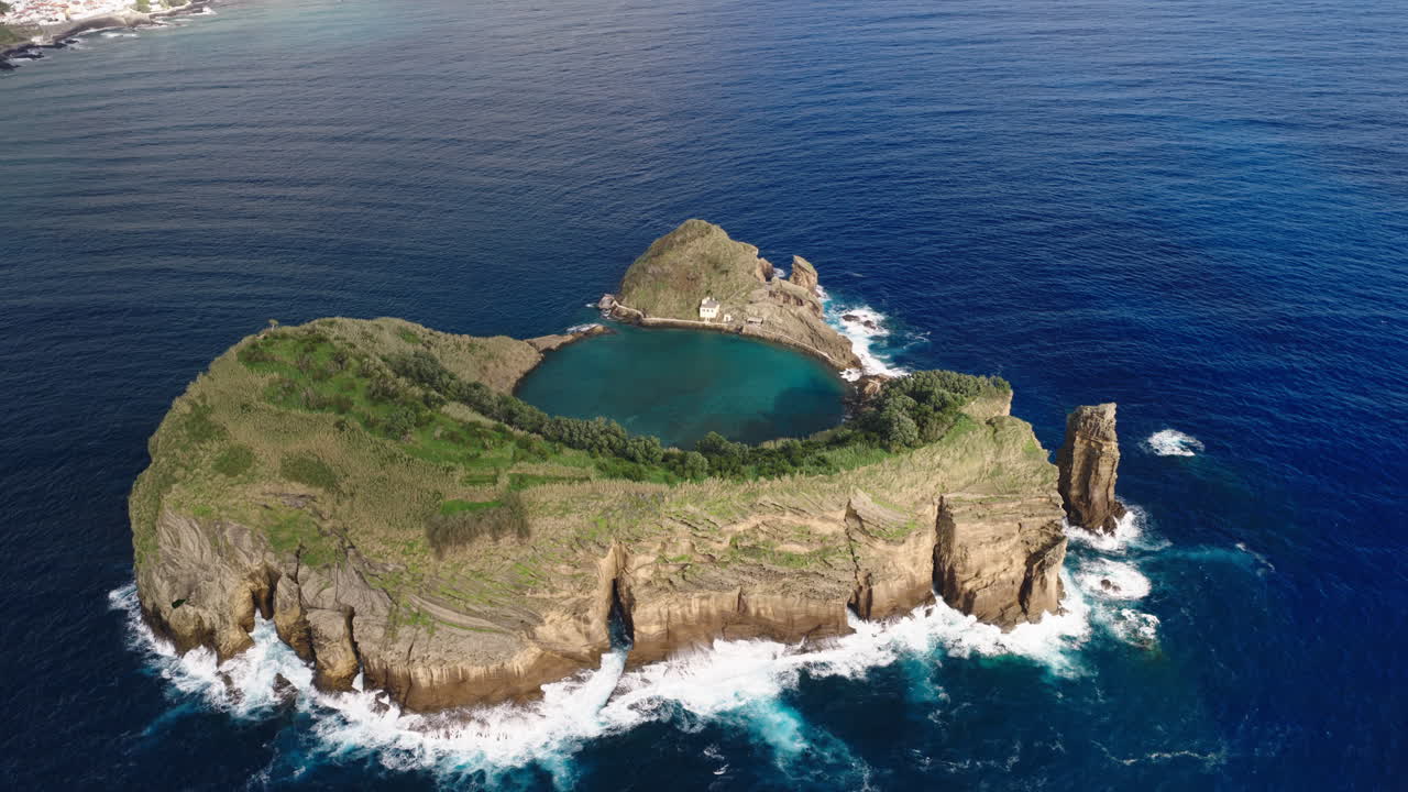 Vista aérea do Ilhéu de Vila Franca do Campo, um ilhéu vulcânico nos Açores.