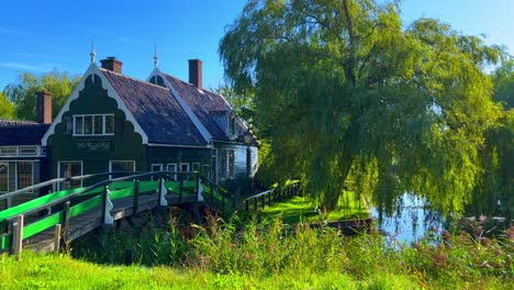 Niedliches-Traditionelles-Holländisches-Dorfhaus-Aus-Holz-Und-Malerischer-Brückenrahmen