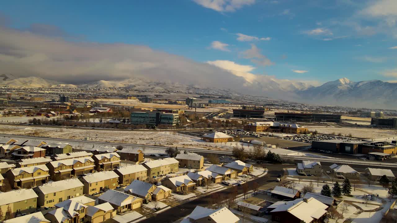 Silicon Slopes a Lehi, Utah, in una giornata invernale con un nuovo strato di neve sulla città - vista panoramica aerea con parallasse.
