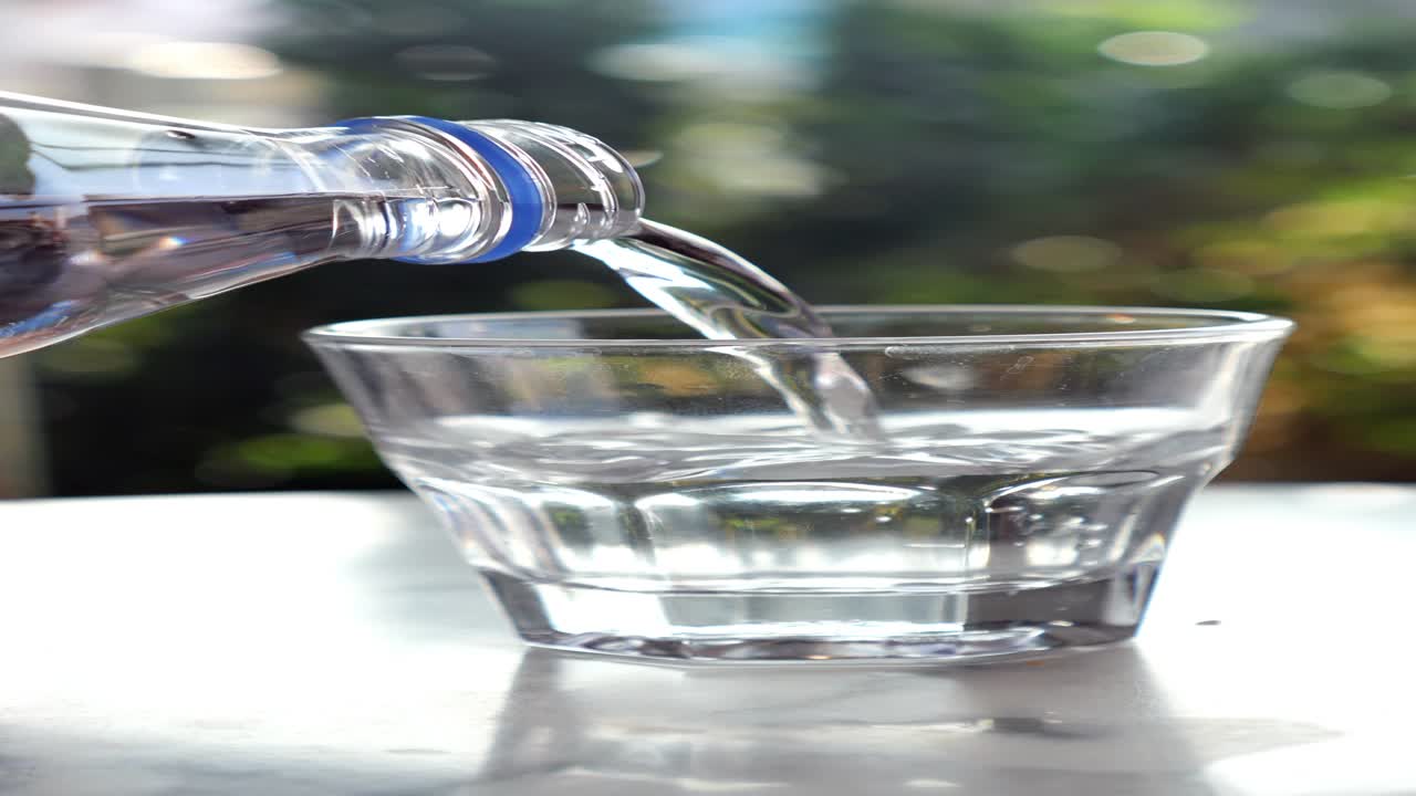 유리잔 에 물 을 부어 넣는 것