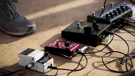instalación de equipos de música en una mesa