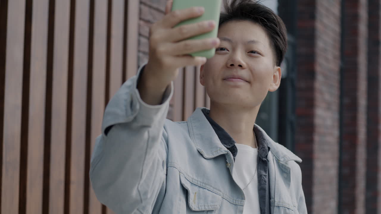 mujer tomando una selfie al aire libre