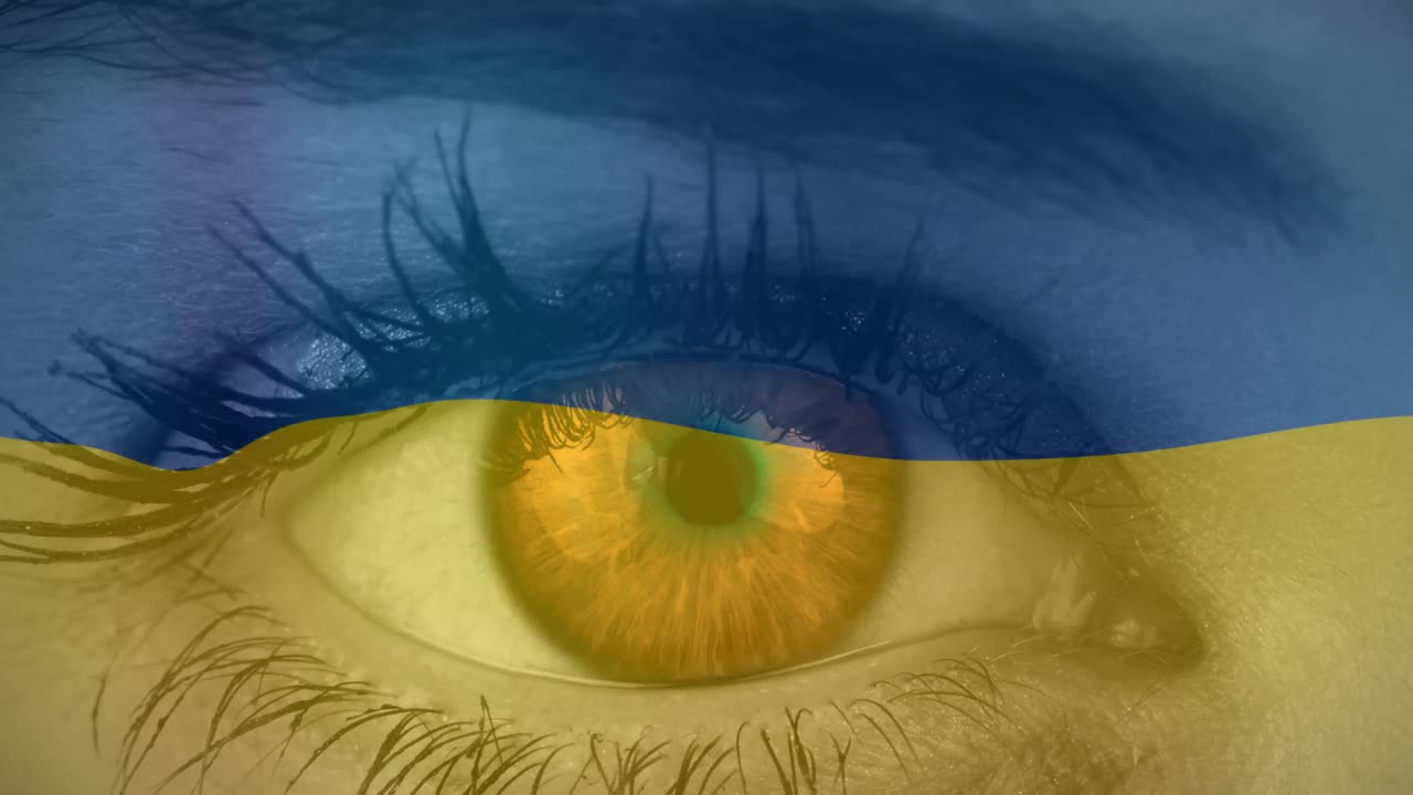 Animazione della bandiera dell'Ucraina che sventola sopra l'occhio aperto di una donna caucasica