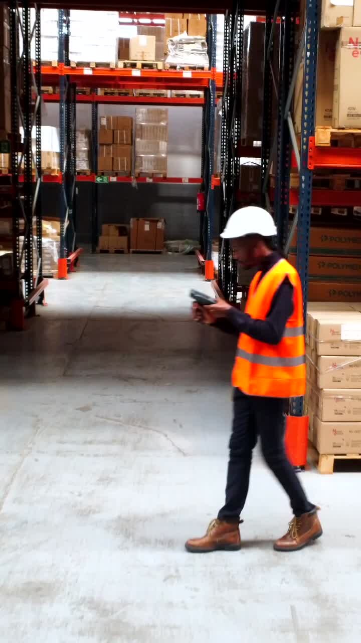 Interno del magazzino con scaffali e scatole
