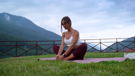 mujer haciendo yoga al aire libre en la naturaleza