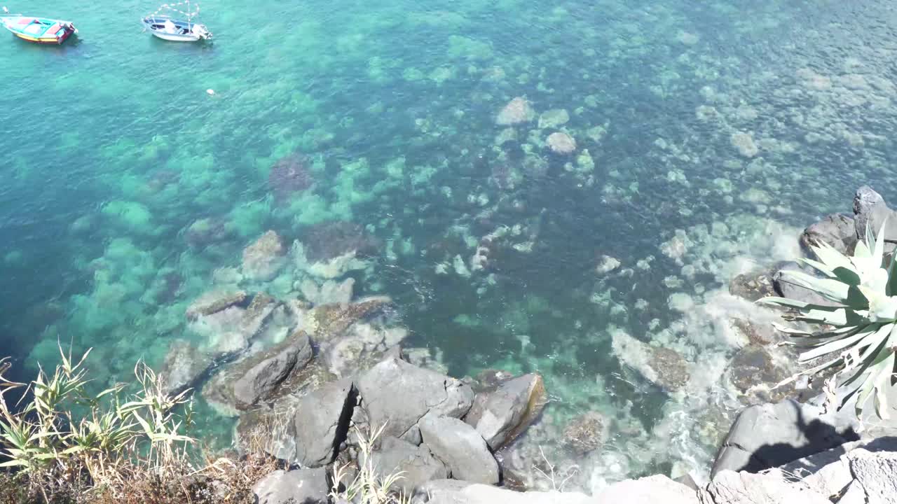 보트 와 은 물 이 있는 해안 풍경