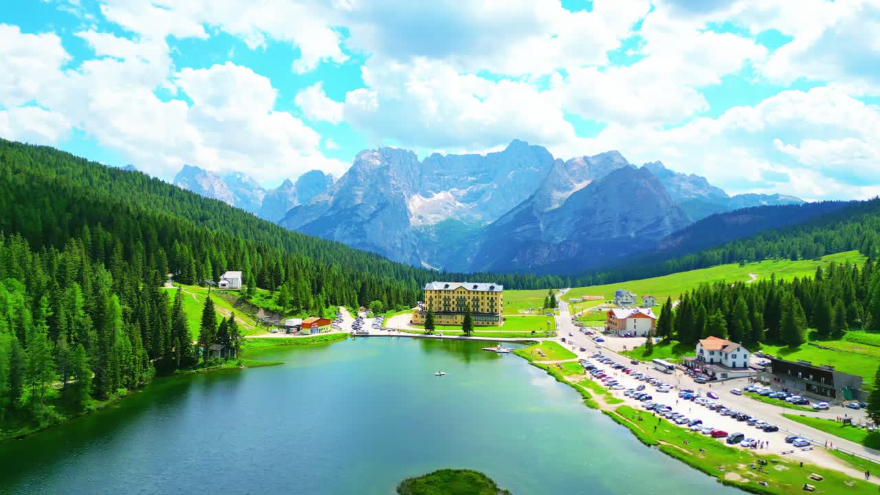 이탈리아의 돌로미트 산맥에 있는 브라이스 호수