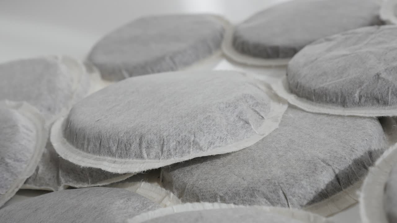 una sartén lenta en las cápsulas de café de papel video 4k