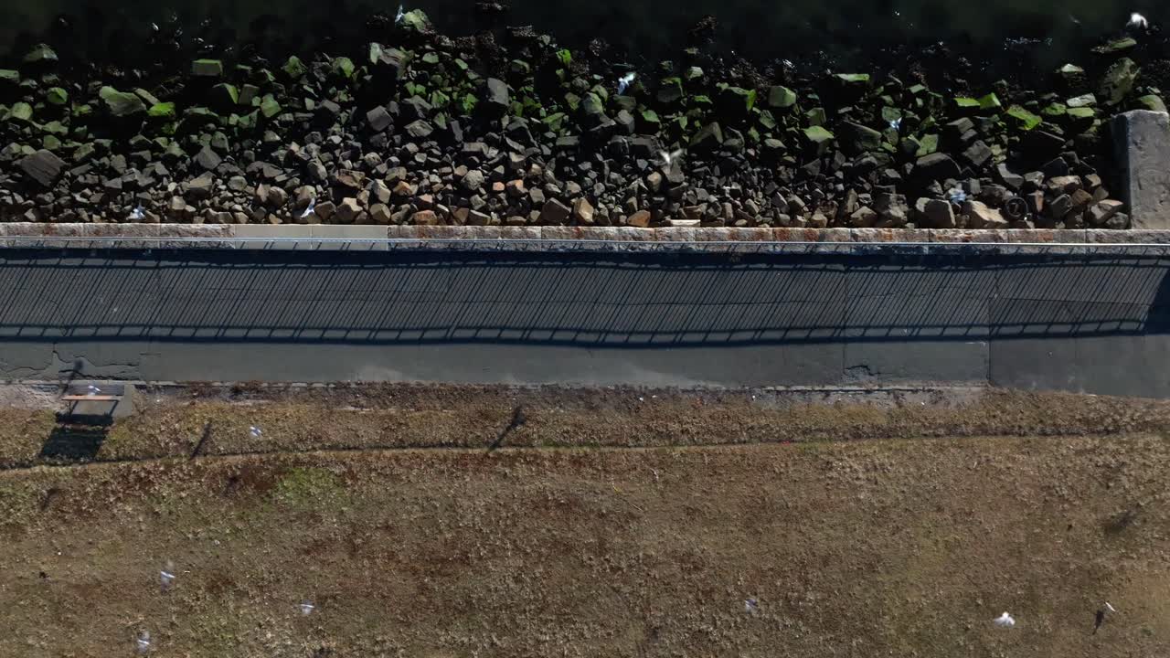 푸른 날 브루클린, ny 의 저류 에 있는 그레이브센드 만 에 있는 조용 한 공원 의 공중 풍경