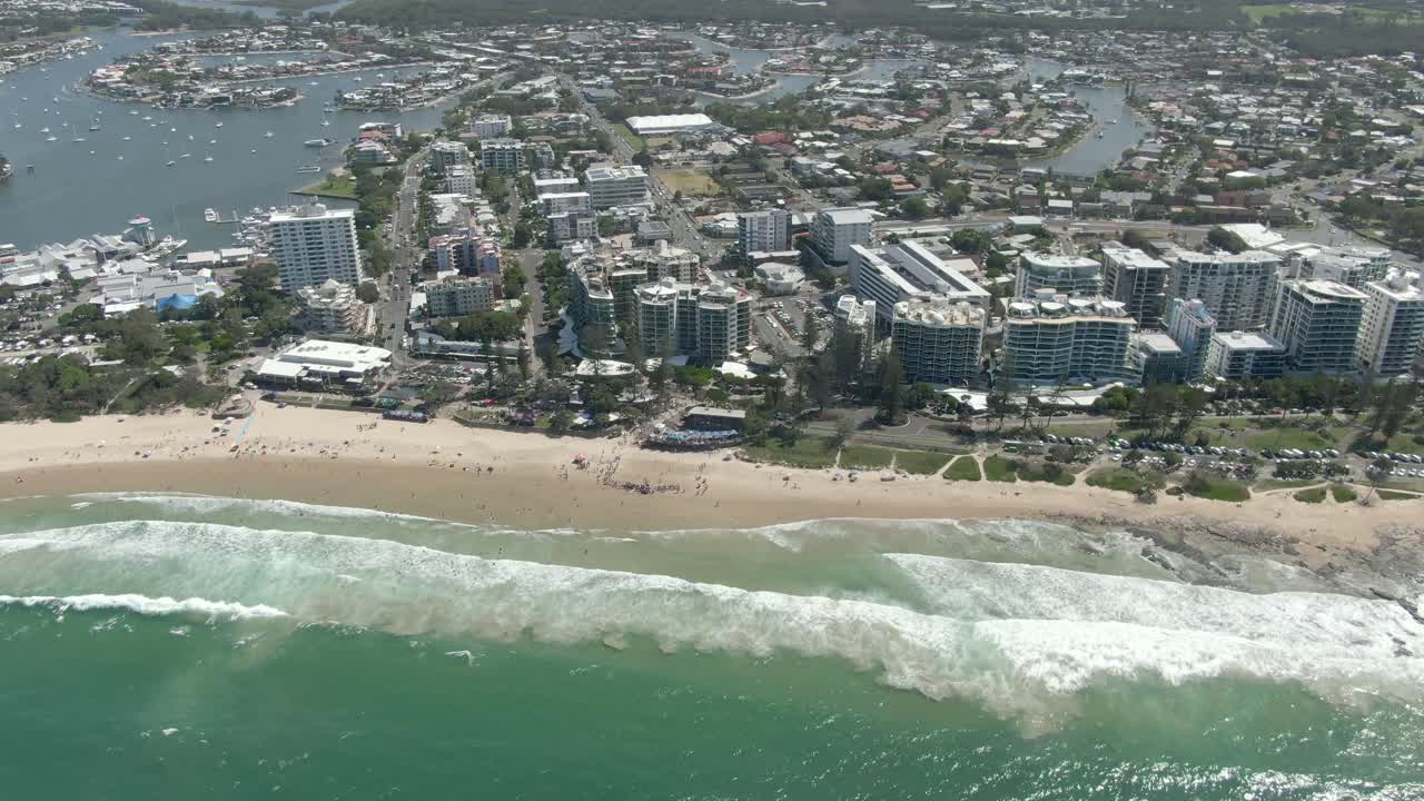 vista aérea de la playa de mooloolaba con costa rocosa al amanecer en la costa del sol, qld, australia