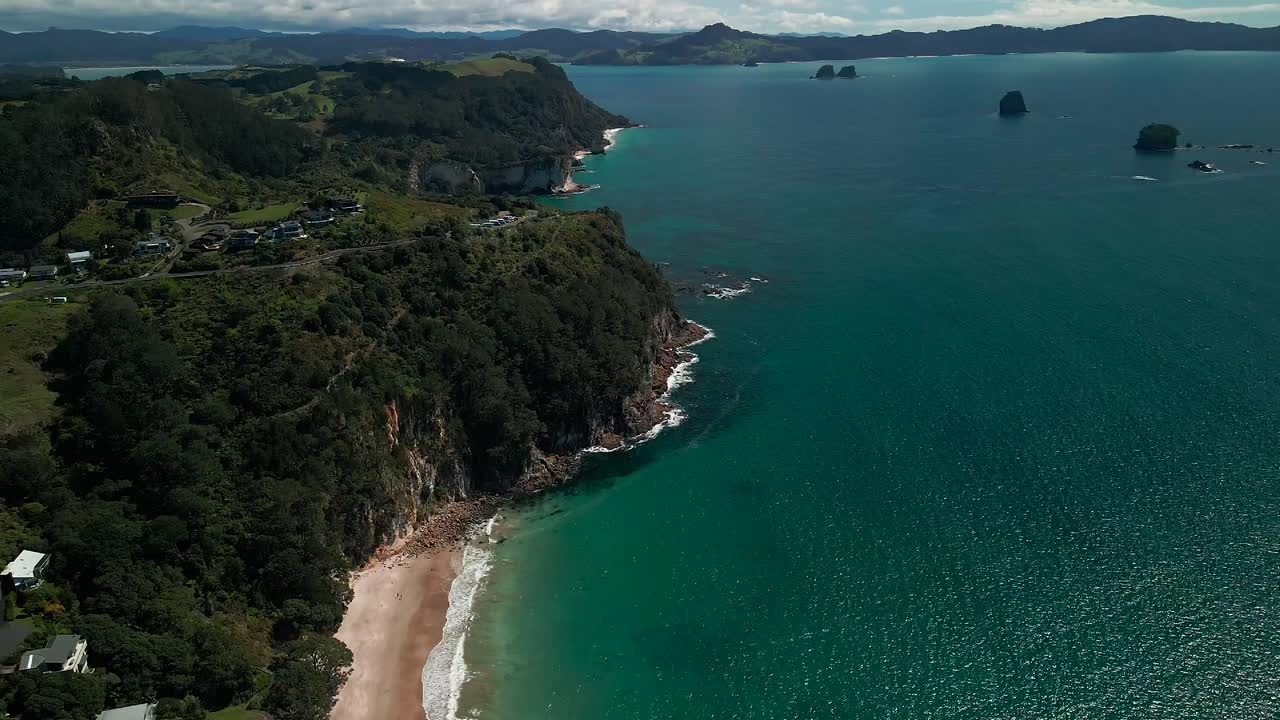 volando hacia atrás a través de la playa de hahei, nueva zelanda