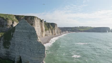 Volando-Entre-Los-Pájaros-En-Los-Acantilados-De-Etretat