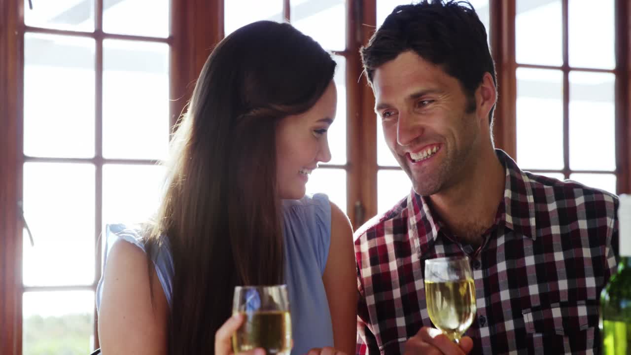 una pareja brindando champán.