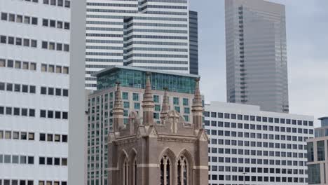 Tall-structures-in-Houston,-TX-on-a-cloudy-afternoon