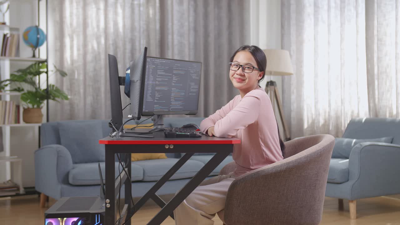 집에 있는 프로그래머 여성