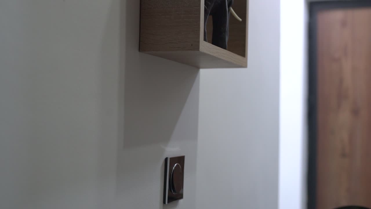 presione el interruptor para encender y apagar la luz