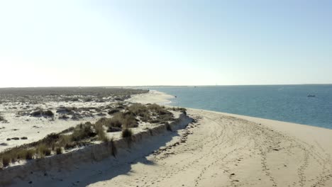 Weiße,-Verlassene-Landschaft-Entlang-Eines-Wunderschönen-Strandes,-Ohne-Dass-Menschen-In-Sicht-Sind