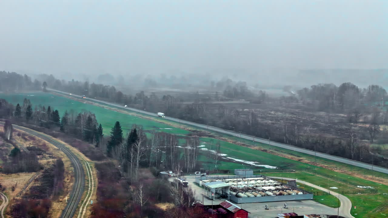 눈 인 시골 풍경과 폭풍우 하늘과 나무와 열린 으로 둘러싸인 먼 도로
