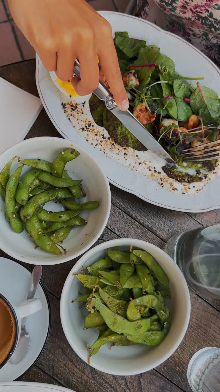 desayuno o almuerzo en un restaurante