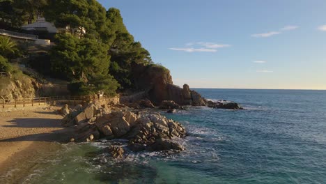 Mediterraner-Strand-Paradisiaca-Türkisblaues-Wasser-Menschenleer-Luftaufnahme-Drohne-Spanien-Katalonien-Costa-Brava-Blanes-Lloret-De-Mar-Mallorca-Balearen