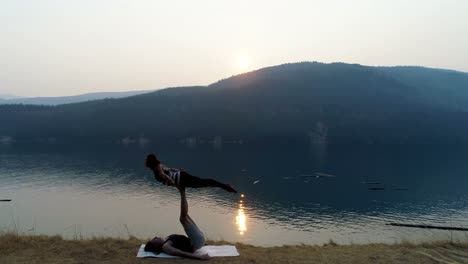 Mujeres-Practicando-Acroyoga-Cerca-De-La-Orilla-Del-Lago-4k