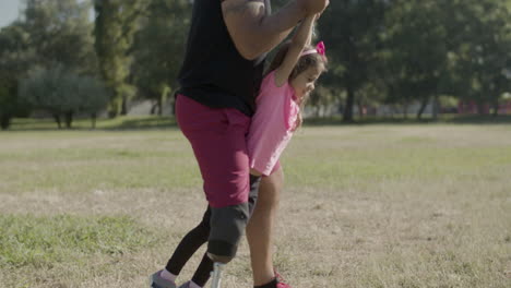 dad with artificial leg walking and holding kids hands