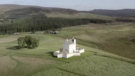 Vista-Aérea-Del-Castillo-De-Corgarff-En-Un-Día-Soleado,-Aberdeenshire,-Escocia