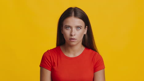 mujer expresando diferentes emociones