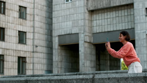 Woman-recording-friends-doing-parkour